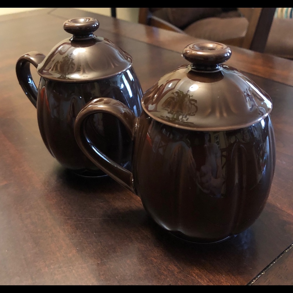 Two coffee mugs with lids
